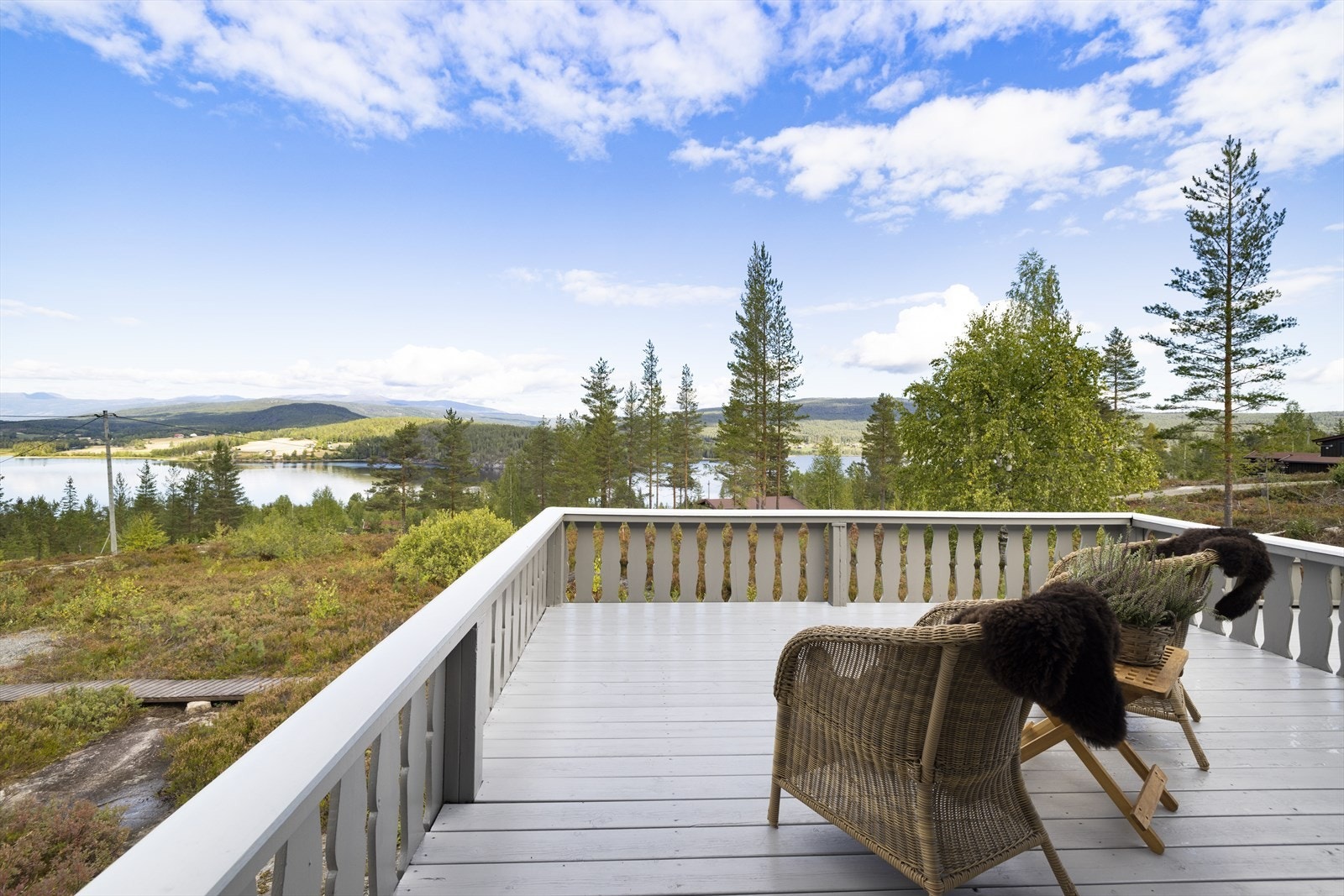 Stor og deilig terrasse på ca. 53 kvm - god plass til sittegrupper og hva man måtte ønske. Veranda med takoverbygg på gavl på 9 kvm, samt 14 kvm uten tak. Galleribilde
