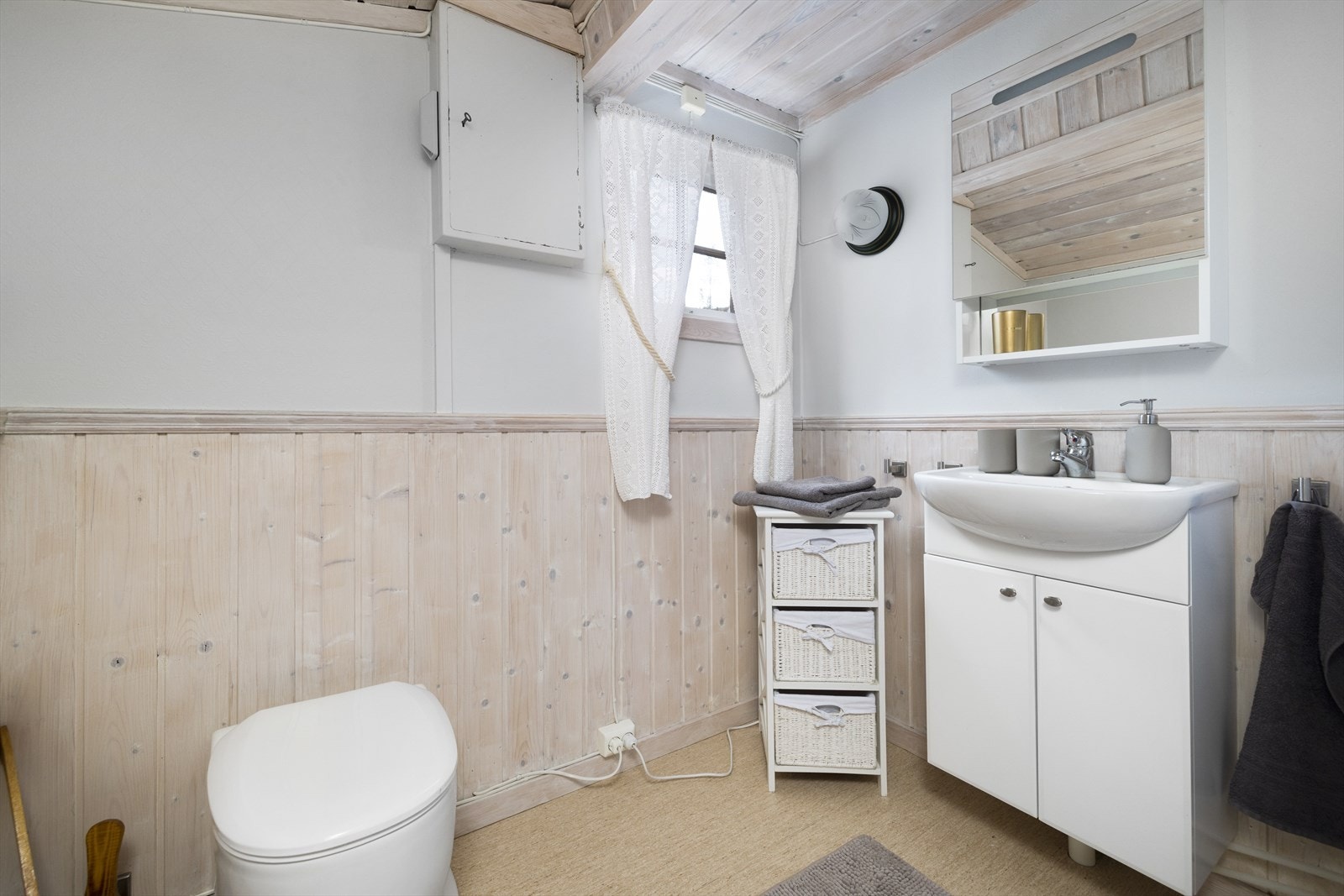 Badet er utstyrt med servantinnredning og tørrklosett, glassfibertank under hytta. Galleribilde