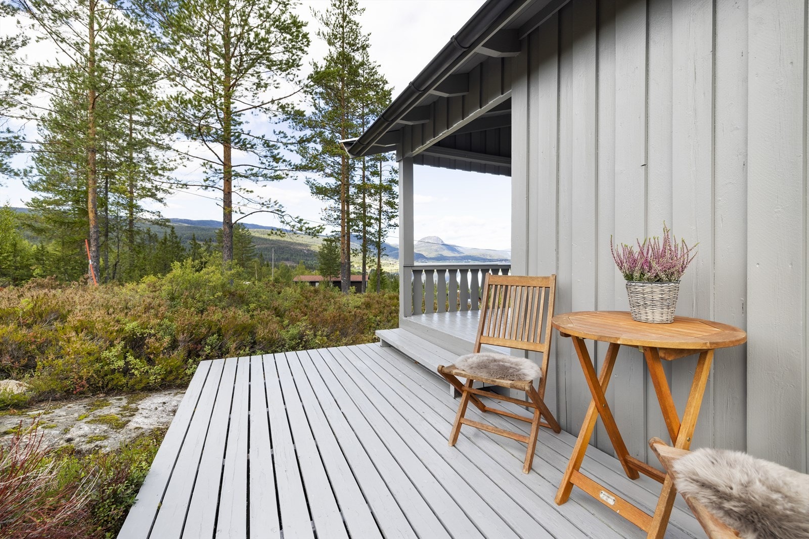 Terrassen går også på siden - perfekt sted for morgenkaffen Galleribilde