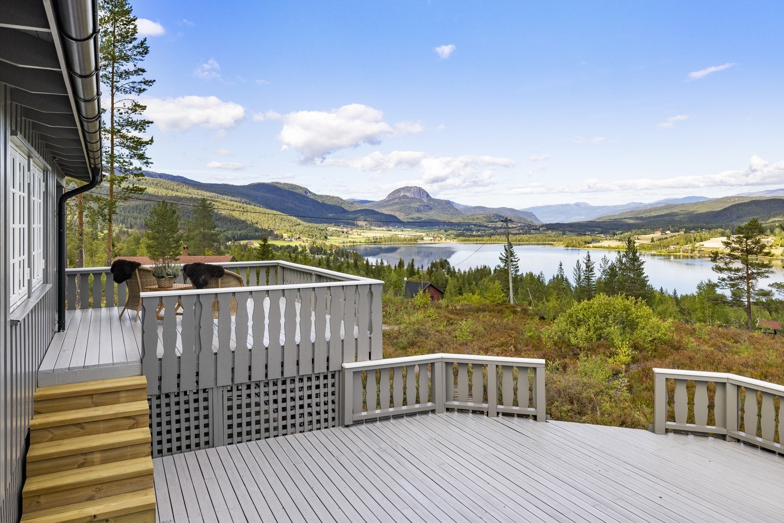 Hytta ligger som en av de øverste i feltet og har nydelig utsikt til området og Kunsterdalen! Galleribilde