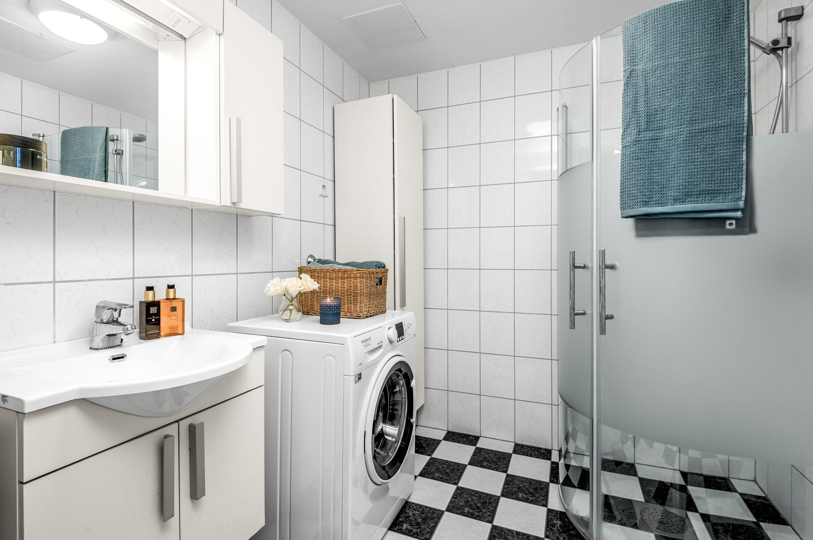 Badet er på 5 kvm, med hjørne dusj, wc, servant og skap med lagring. Galleribilde
