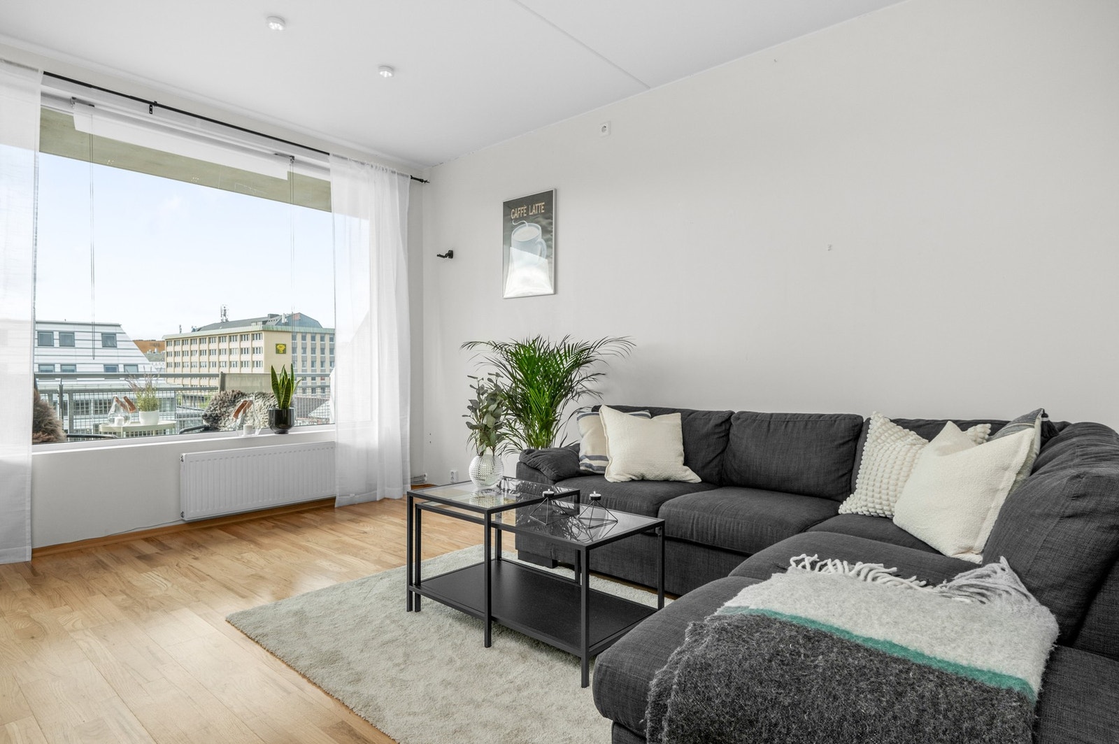 Stuen har godt med lysinslipp gjennom de store vindusflatene. Galleribilde