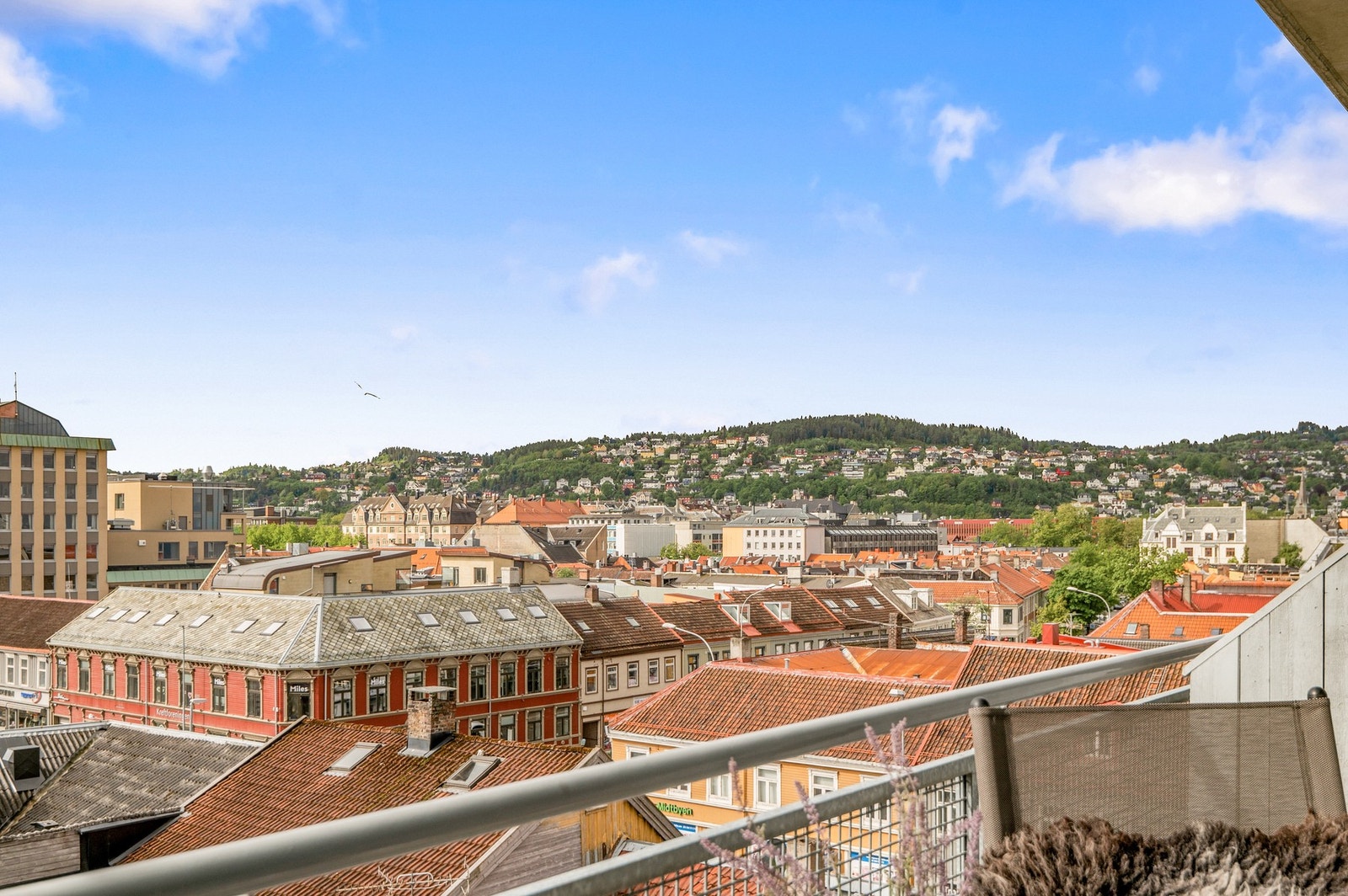 Leiligheten har terrasse med god utsikt over sentrum og byåsen. Galleribilde