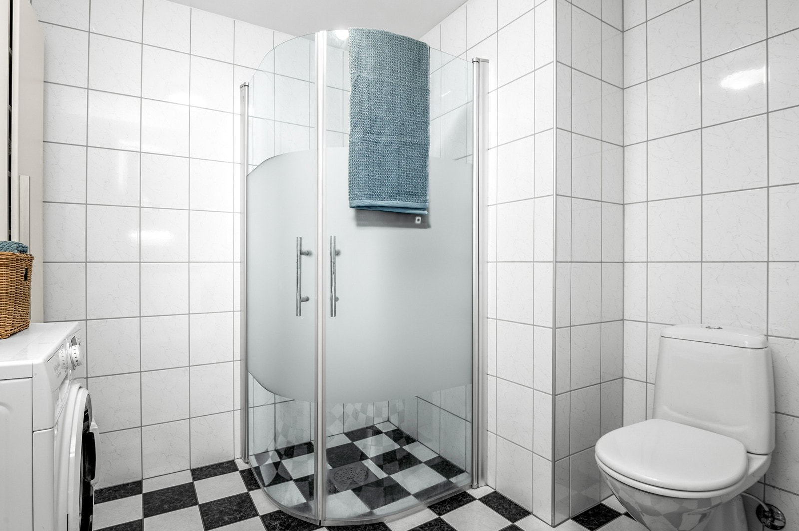 På badet er det opplegg for vaskemaskin. Galleribilde