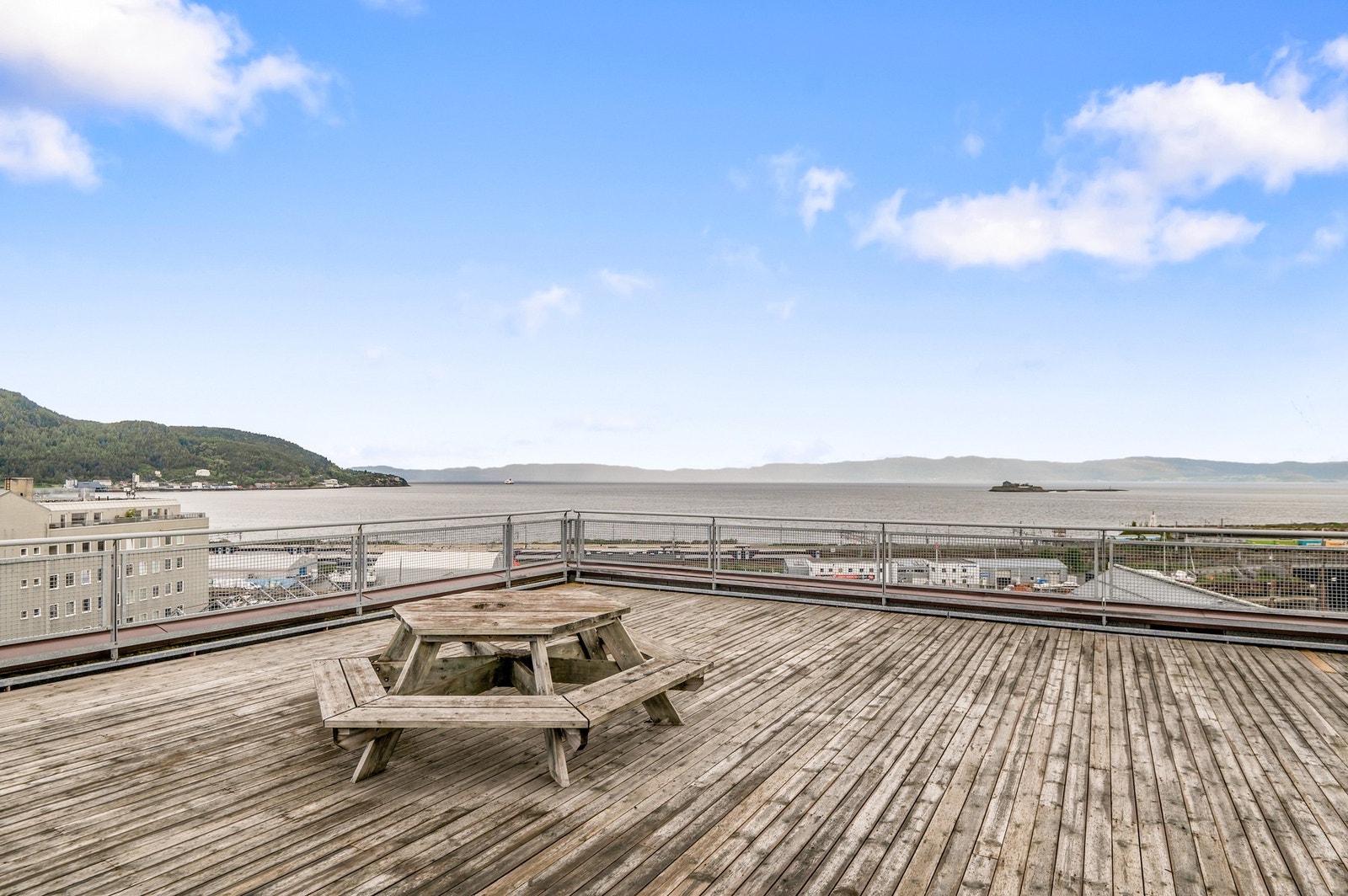 Borettslaget disponerer egen takterrasse, med fantastiske solforhold og utsikt. Galleribilde