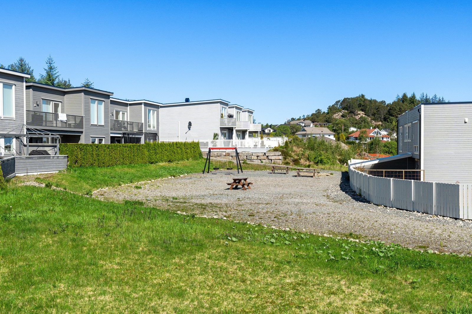 - Her er flere lekeplasser i området og generelt mange barn - Galleribilde