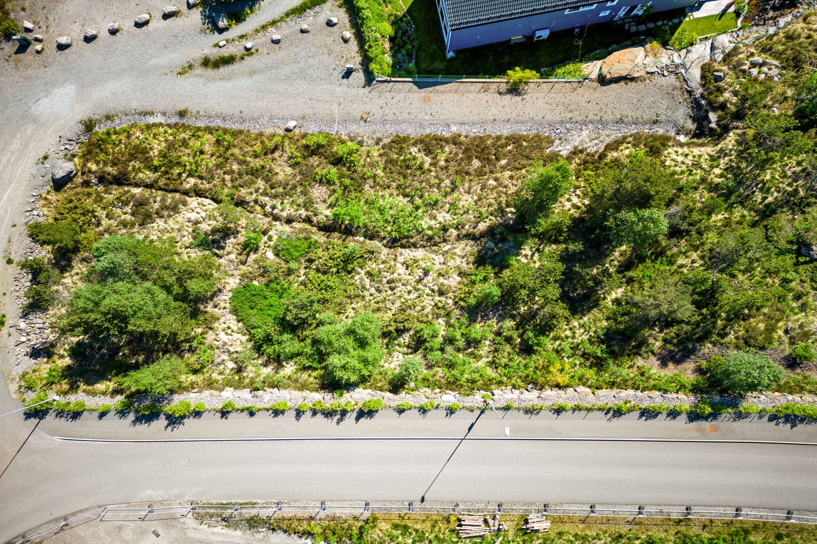 - Tomten er relativt flat og skulle være grei å opparbeide - tilkoplingspunkt for vann ligger i tomtegrensen - Galleribilde