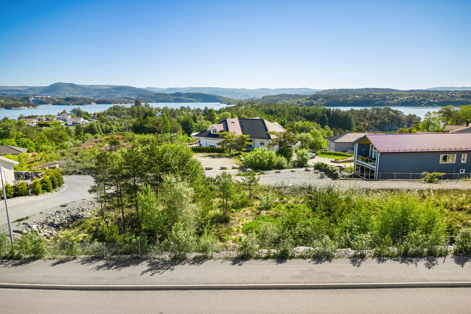 - Du har en nydelig utsikt over Grimstadfjorden, Hilleren, Håkonsvern og Lyderhorn - Galleribilde