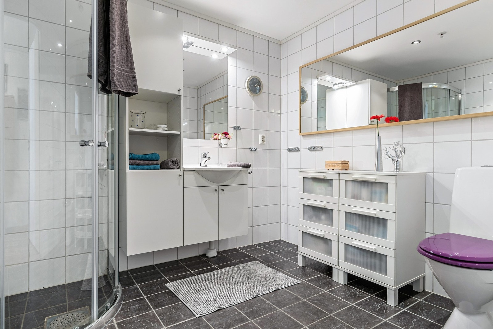 Badet på 6 kvm er flislagt med gulvvarme. Galleribilde