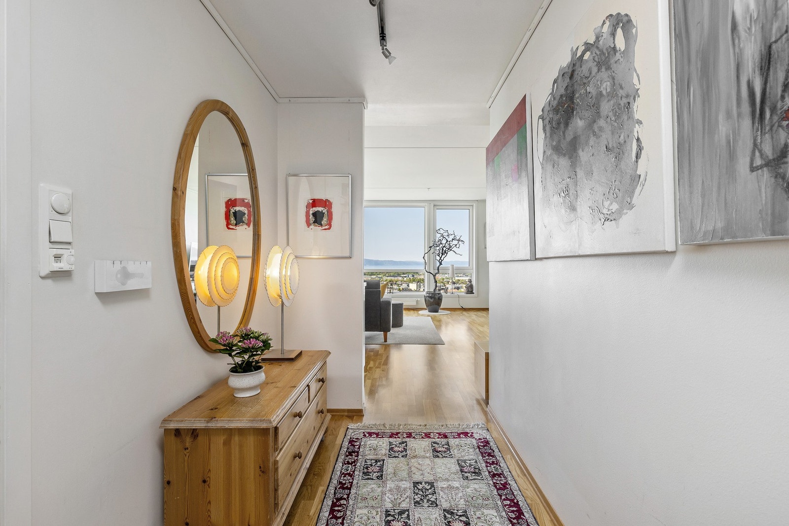 Velkommen inn! Rom for å møblere med garderobeskap på venstre side av gangen. Galleribilde