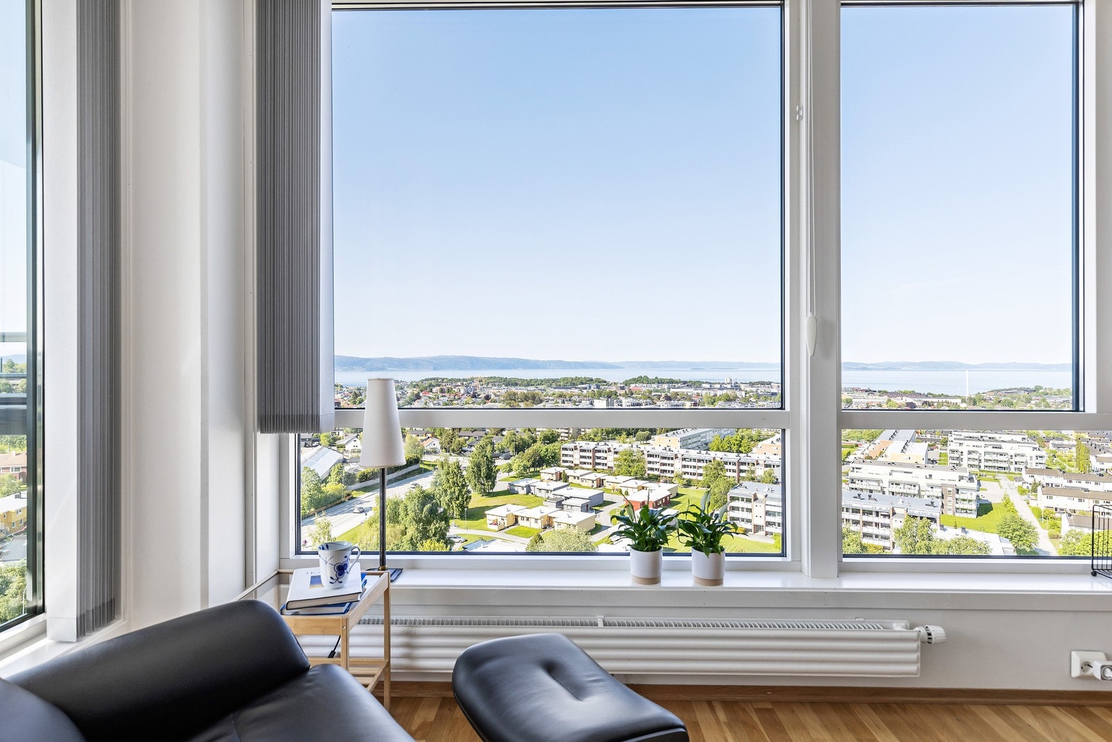 Leiligheten ligger fint til i 13. etasje - helt usjenert. Galleribilde