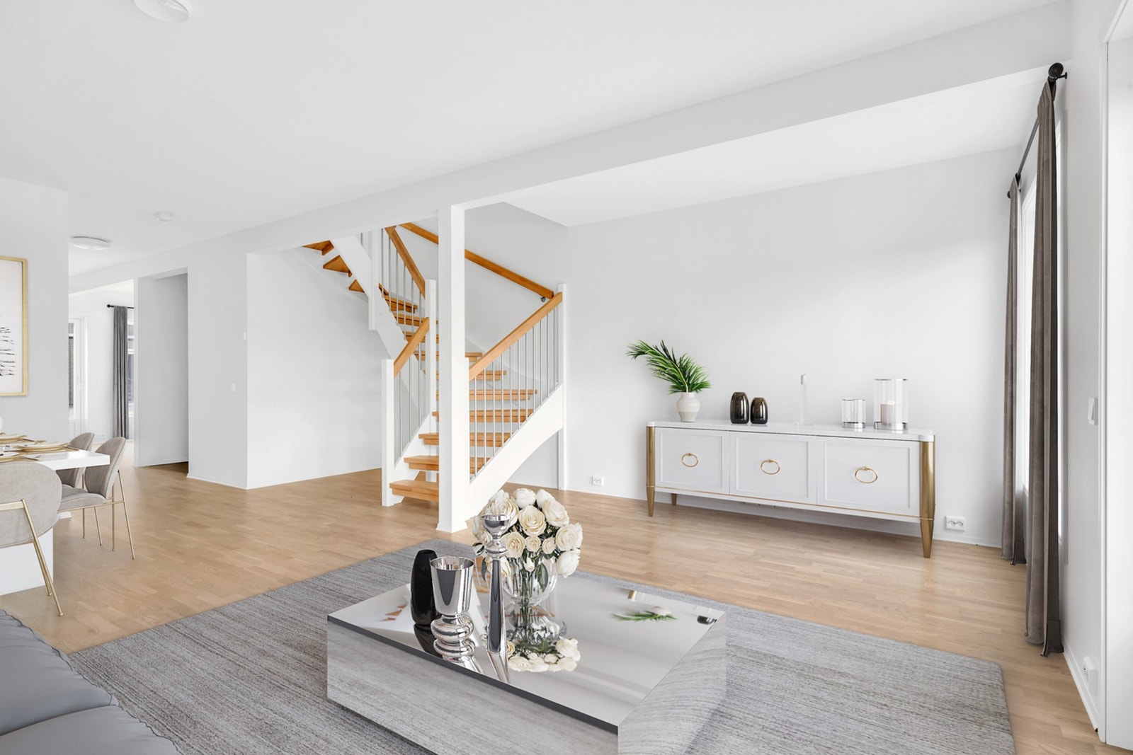 Store vindusflater gir godt med lysinnslipp. Galleribilde