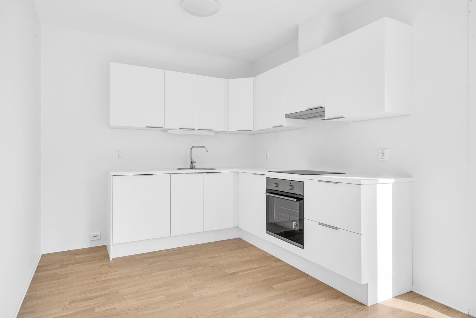 Integrert komfyr, koketopp og vaskemaskin. Galleribilde