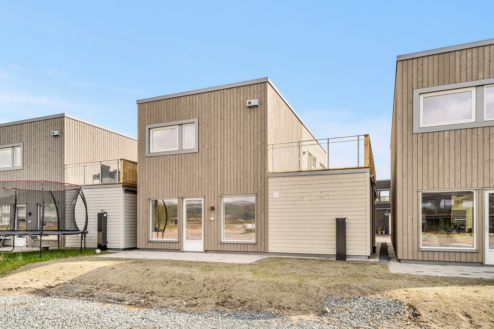 Boligens bakside - her er det mulig å få til et meget koselig uteareal. Galleribilde