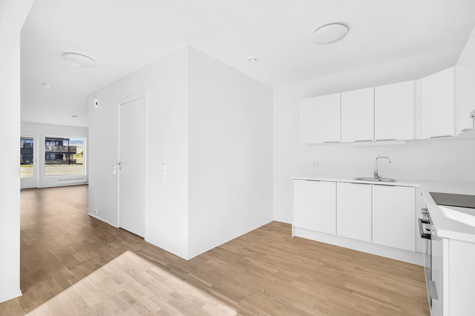 Kjøkken med god skap- og benkeplass. Galleribilde