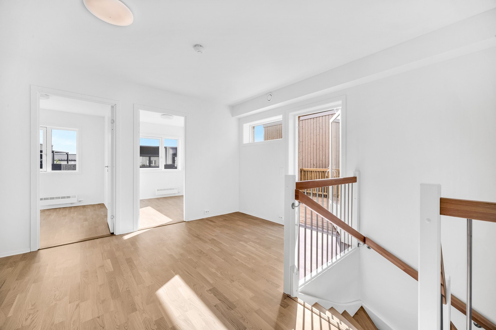 I 2. etasje har man 3 soverom, toalett og takterrasse. Galleribilde