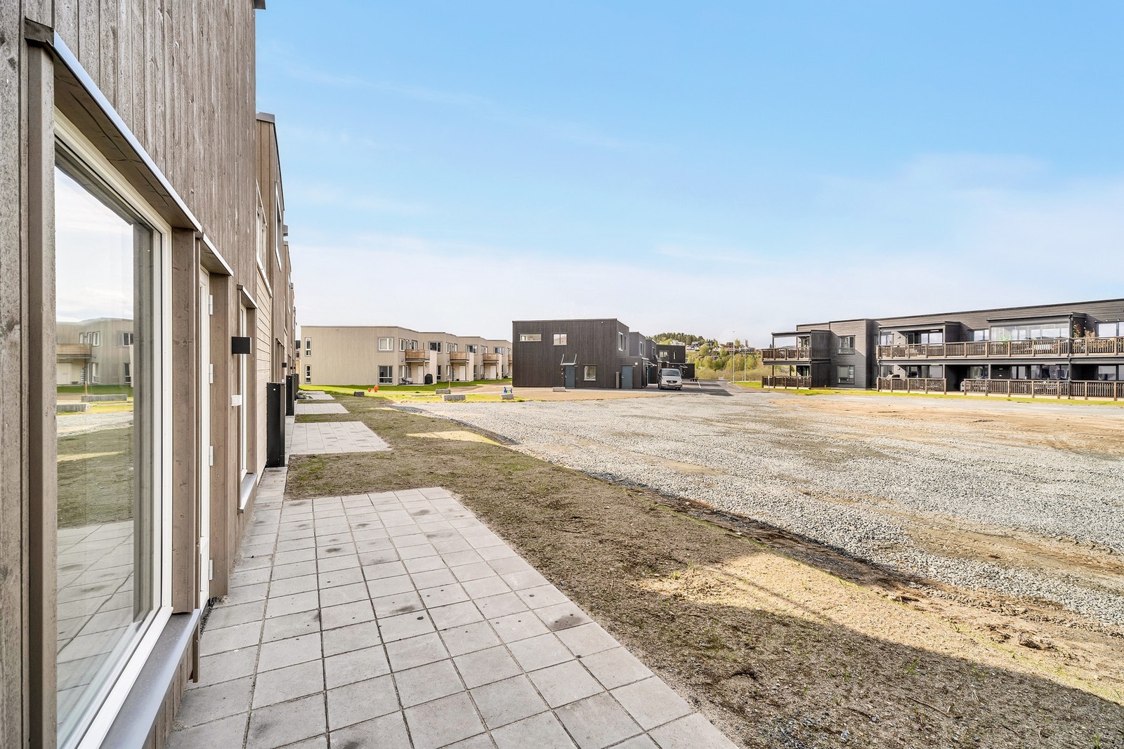 Boligens uteområde er delvis belagt med stein. Galleribilde