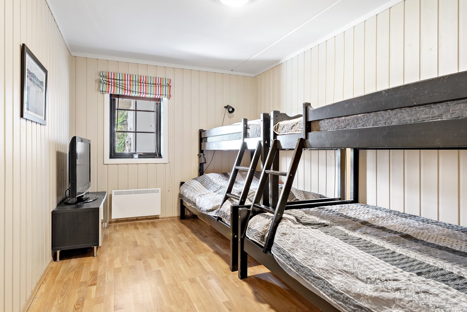 Soverom 2 med plass til flere sengeplasser Galleribilde