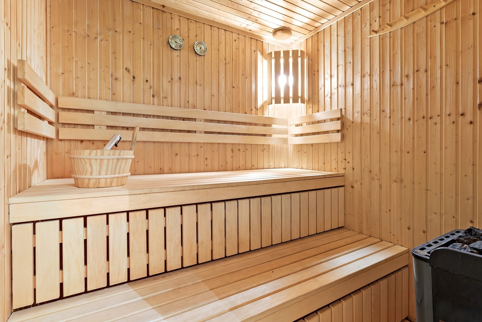 Badstue med plassbygd benk i trepanel Galleribilde