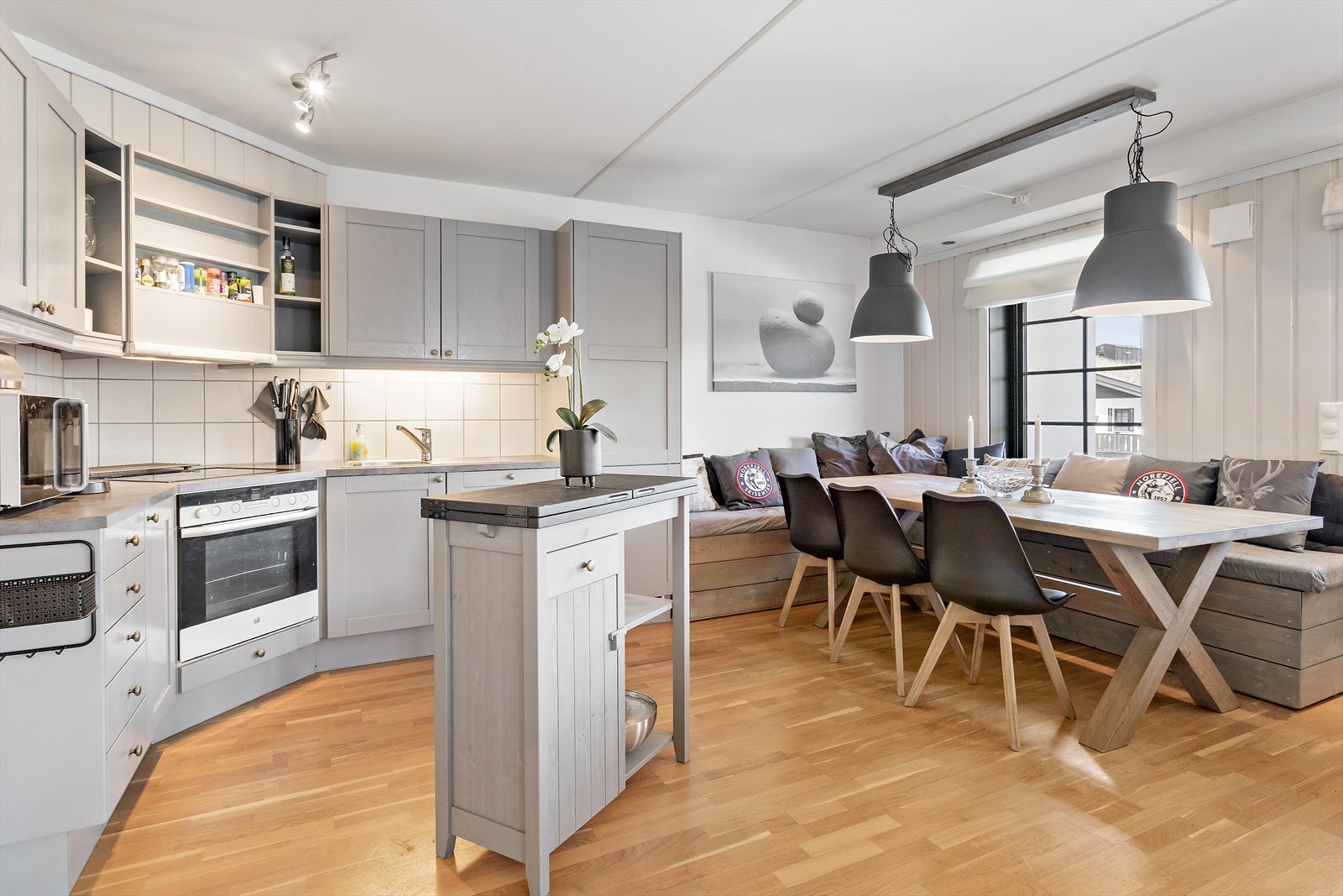 Lys og koselig plass til spisestue Galleribilde