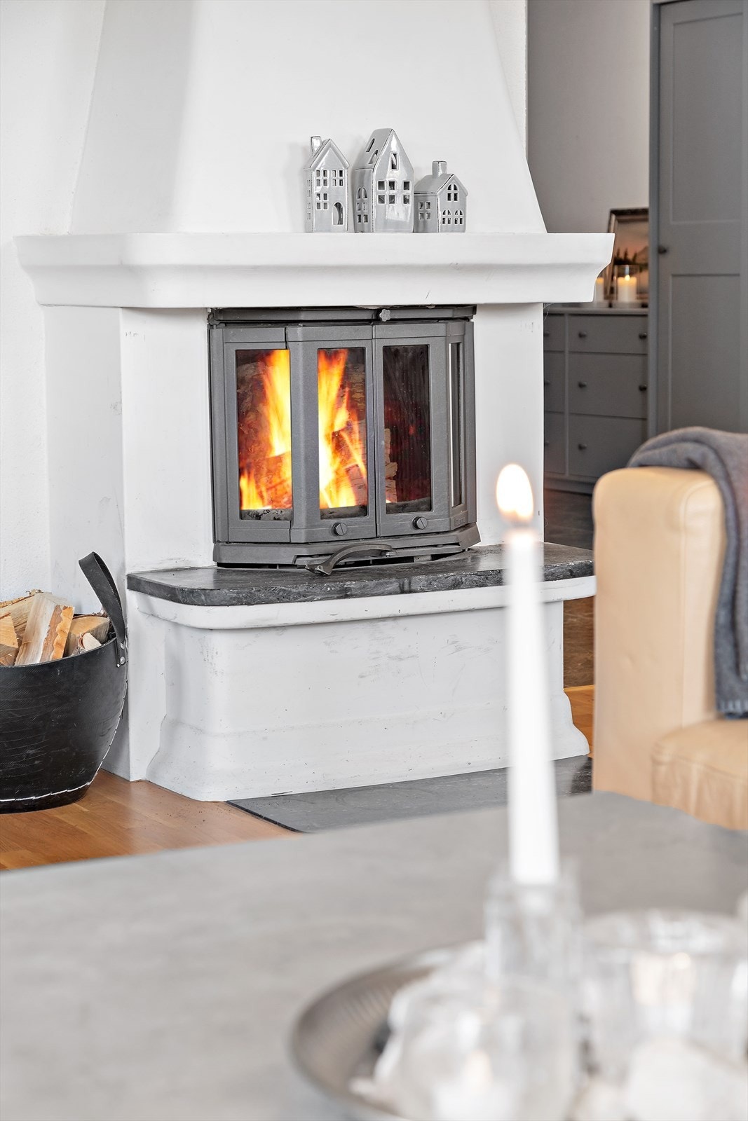 Stemningsfull elementpeis med glassdør og flis monter foran peisen Galleribilde