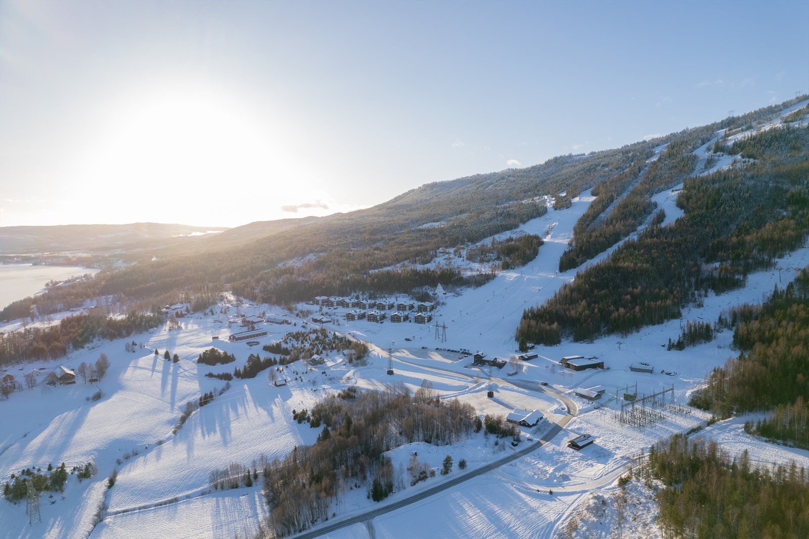 Leilighetsbyggene i vinterdrakt med alpinanlegg som nærmeste nabo Galleribilde