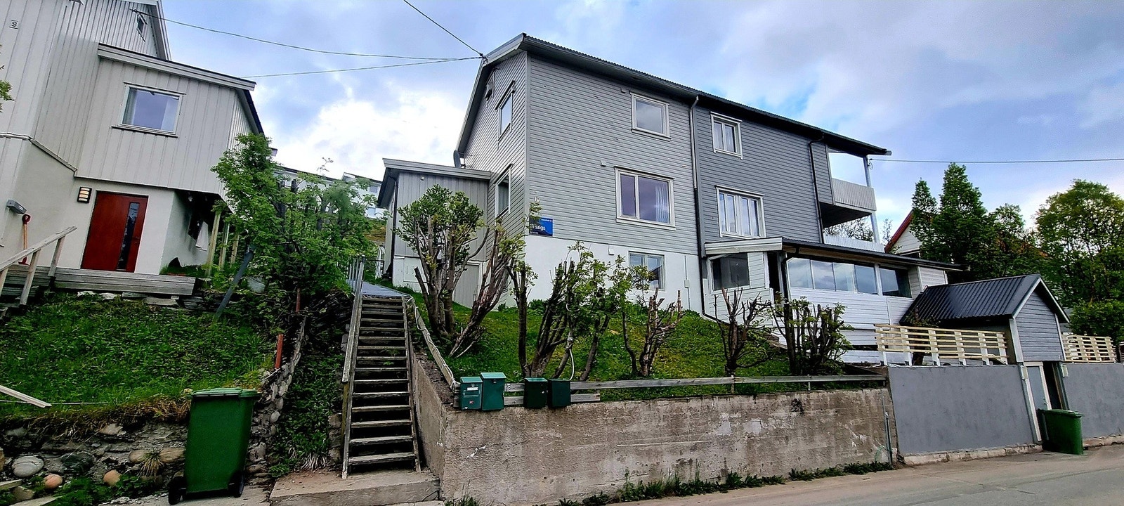 EiendomsMegler 1 ønsker velkommen til denne koselige vertikaldelte tomannsboligen med dobbeltgarasje! Galleribilde