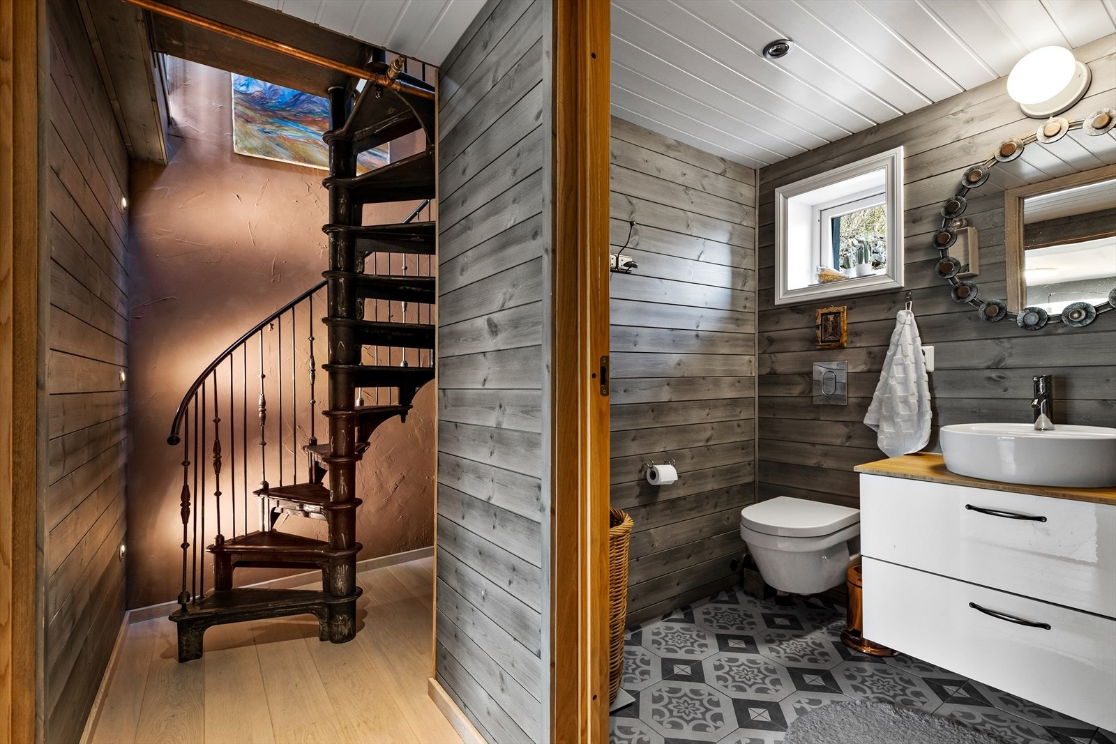 Bad med flislagt gulv med gulvvarme og panel på vegger Galleribilde