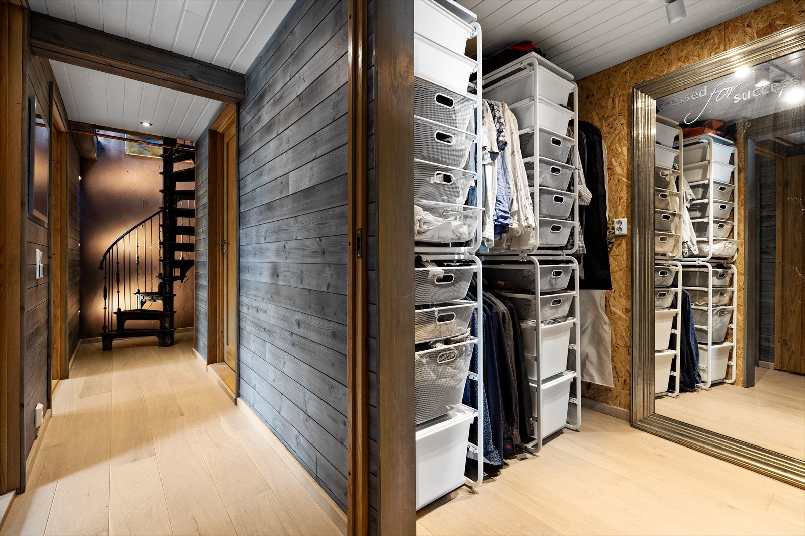 Praktisk omkledningsrom til oppbevaring av klær. Galleribilde