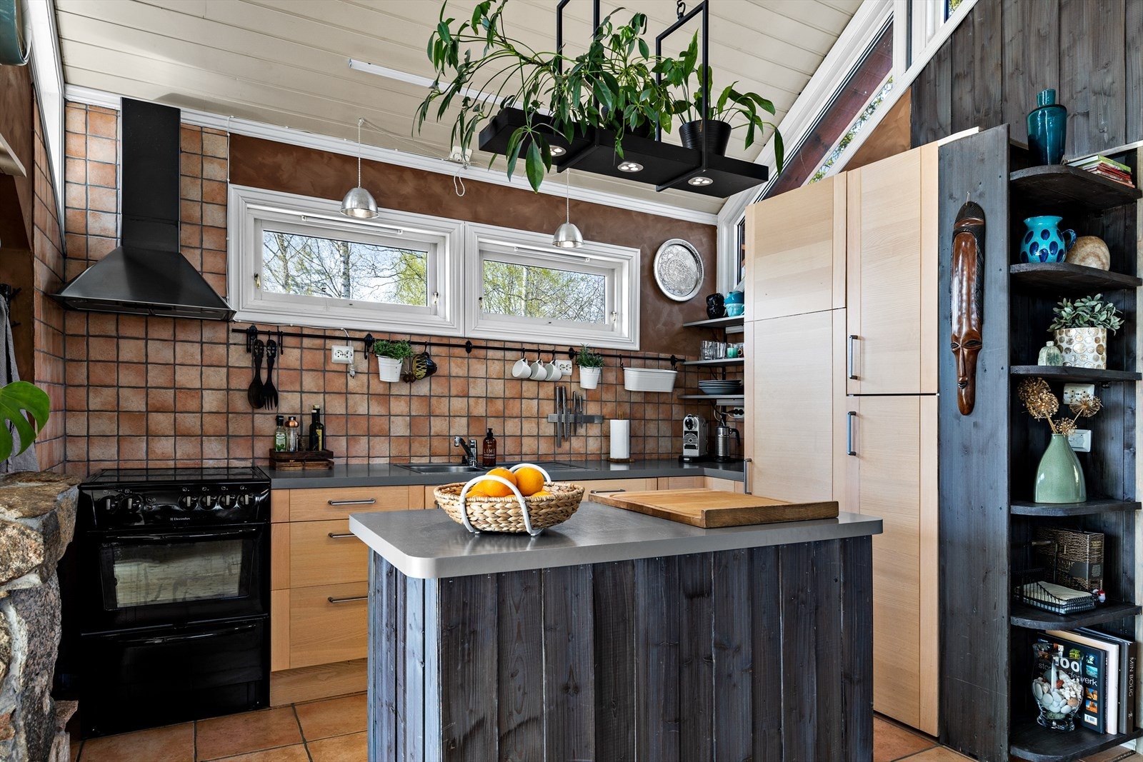 Overmalt benkeplate av spon med fliser over benk. Overlimt dobbel vaskekum i børstet stål med ettgreps blandebatteri i rustfritt stål Galleribilde