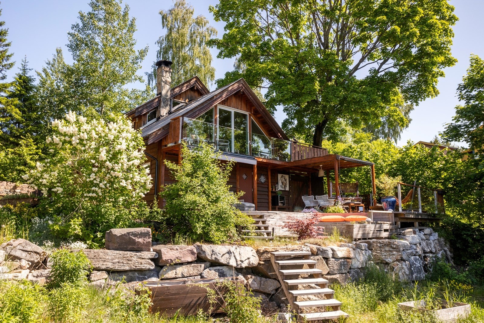 Sentralt plassert på Engelsrud/Vardåsen med kort gange til barneskole og offentlig kommunikasjon. Galleribilde