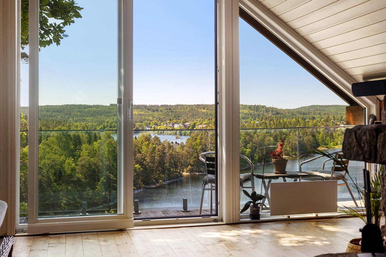 Eiendommen ligger i naturskjønne omgivelser mellom Vardåsen og Engelsrud i Asker kommune. Galleribilde