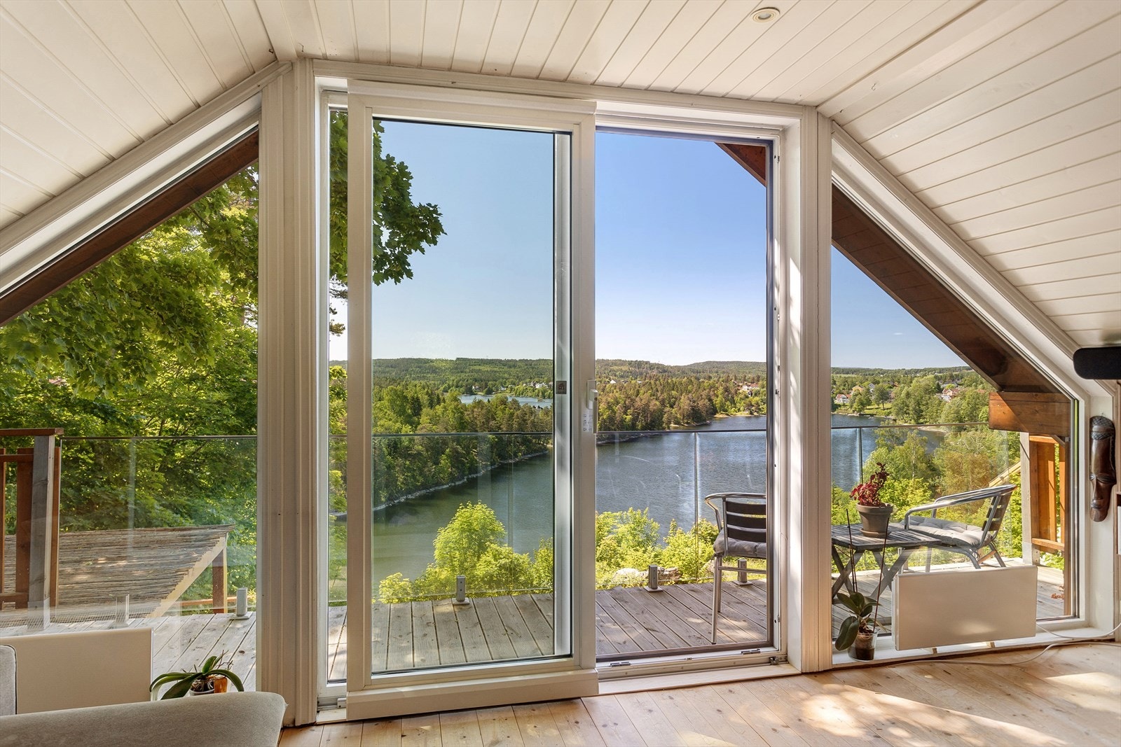 Balkongskyvedør ut til sørvendt balkong på ca. 11 kvm med nydelig utsikt. Galleribilde