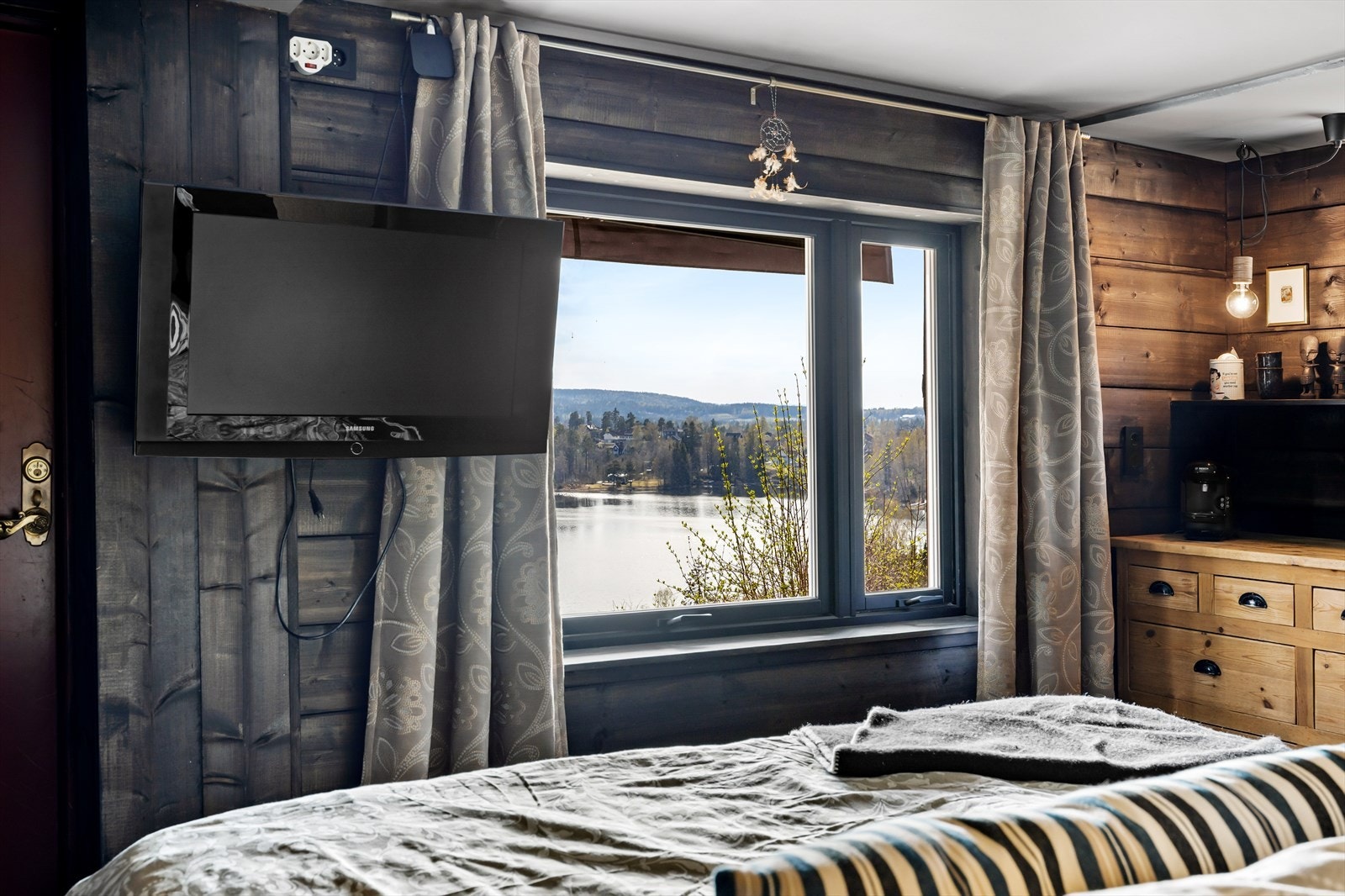 Fra hovedsoverommet er det utgang til sørvest-vendt terrasse/platting på ca. 85 kvm med utekjøkken og pergola Galleribilde