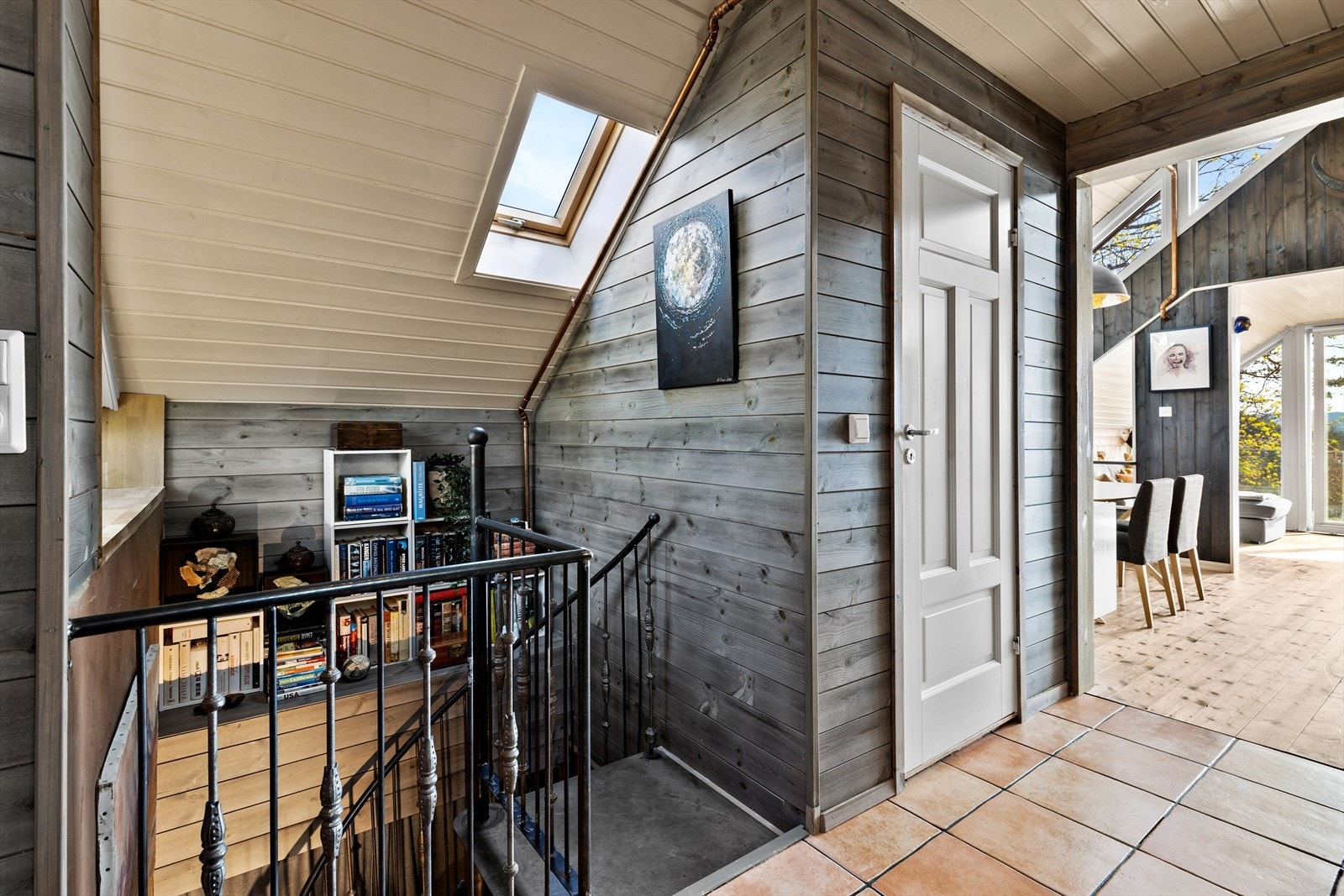 Det er vindeltrapp mellom etasjene Galleribilde