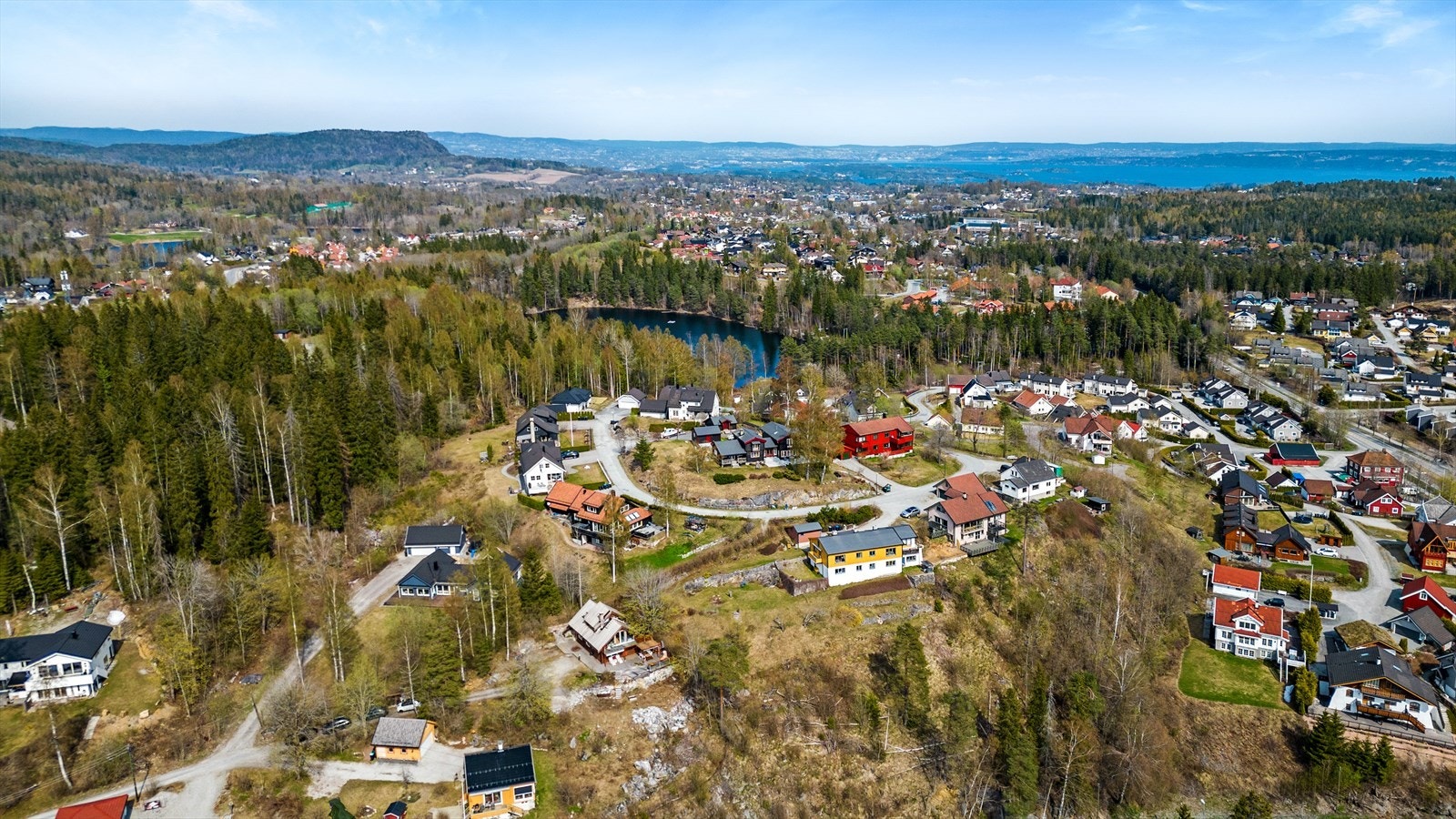 Eiendommen har en flott beliggenhet innerst i en stille og barnevennlig blindvei Galleribilde