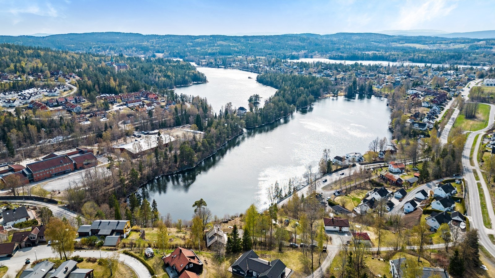 Få minutters gange til bade- og fiskevannene Svinesjøen og Svarteputt, også populære Dif stranden og Finsrudvannet har flott bademuligheter Galleribilde