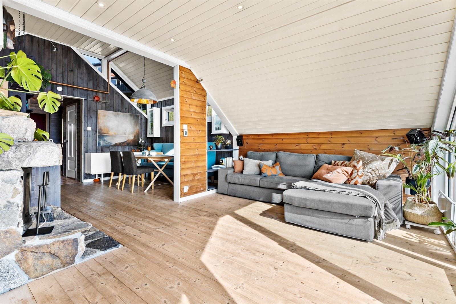 Stuen har en utforming som gir en naturlig stue- og spisestuedel Galleribilde