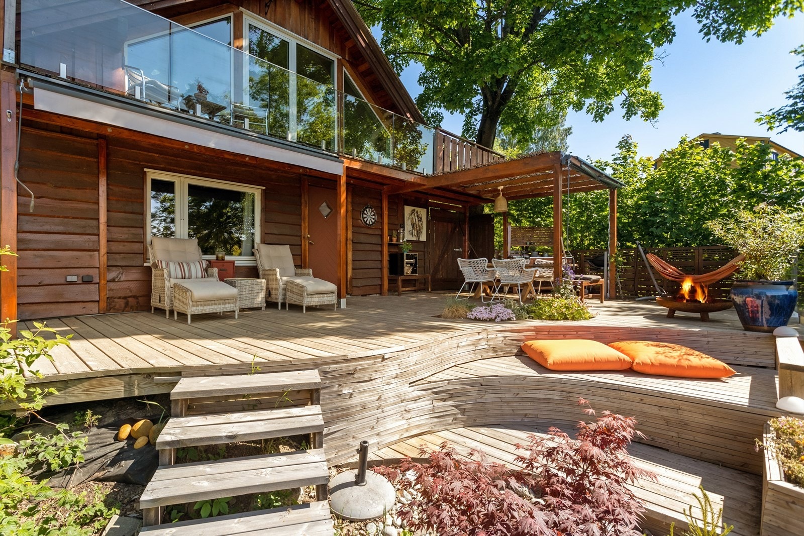 Hyggelig usjenert og romslig uteplass med plass til hele familien. Galleribilde