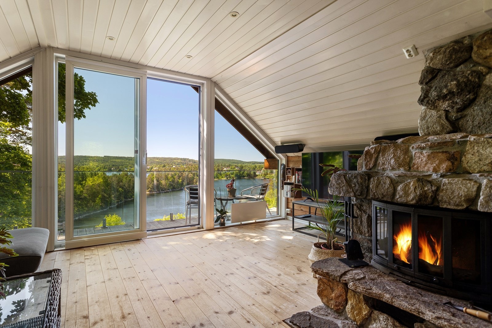 Lys og luftig stue med store vindusflater som slipper inn godt med naturlig lys. Galleribilde