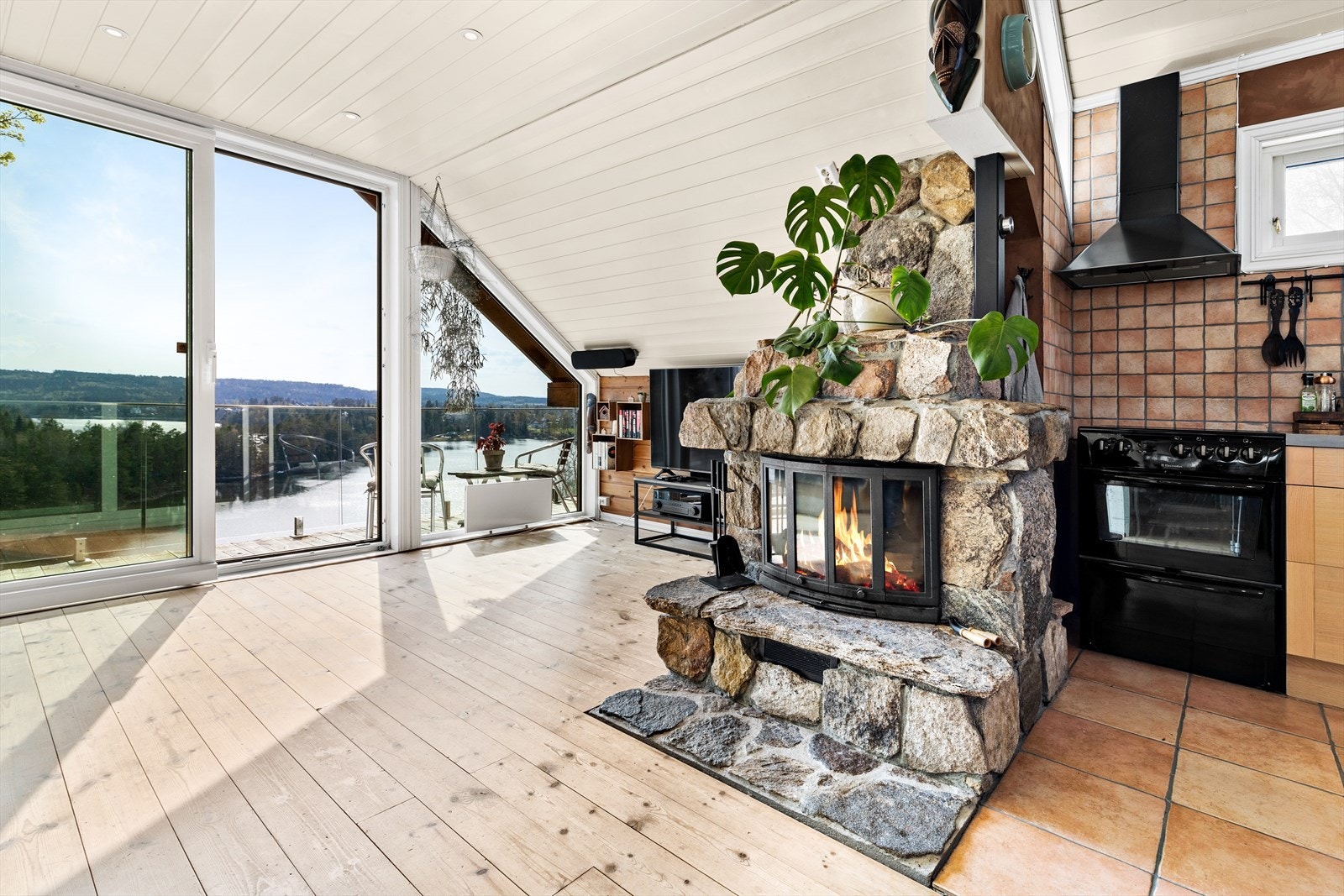 Naturstein-belagt peis som gir godt med varme og en koselig atmosfære Galleribilde