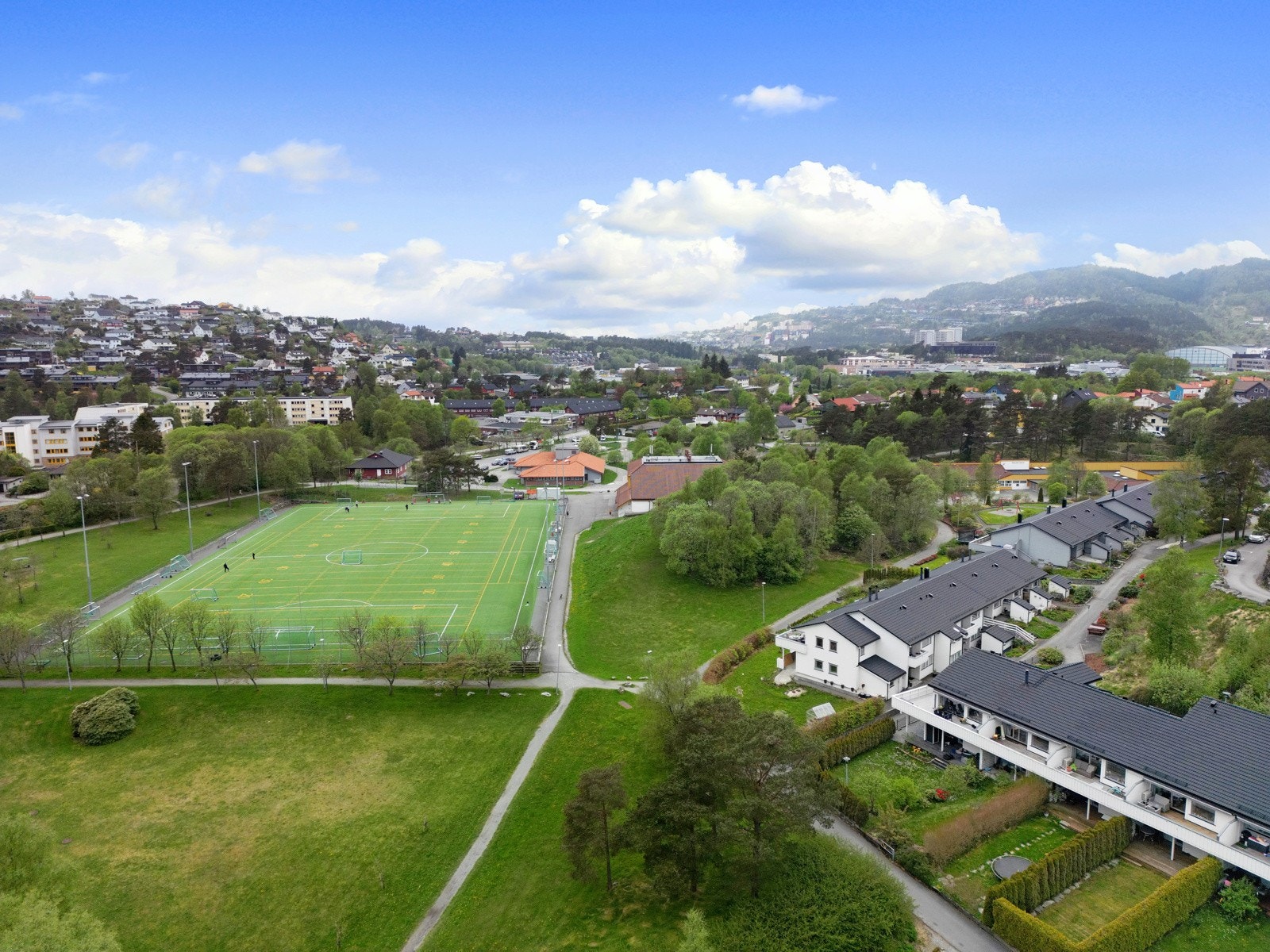 Gangavstand til barneskole, barnehager, butikk og idrettsanlegg Galleribilde