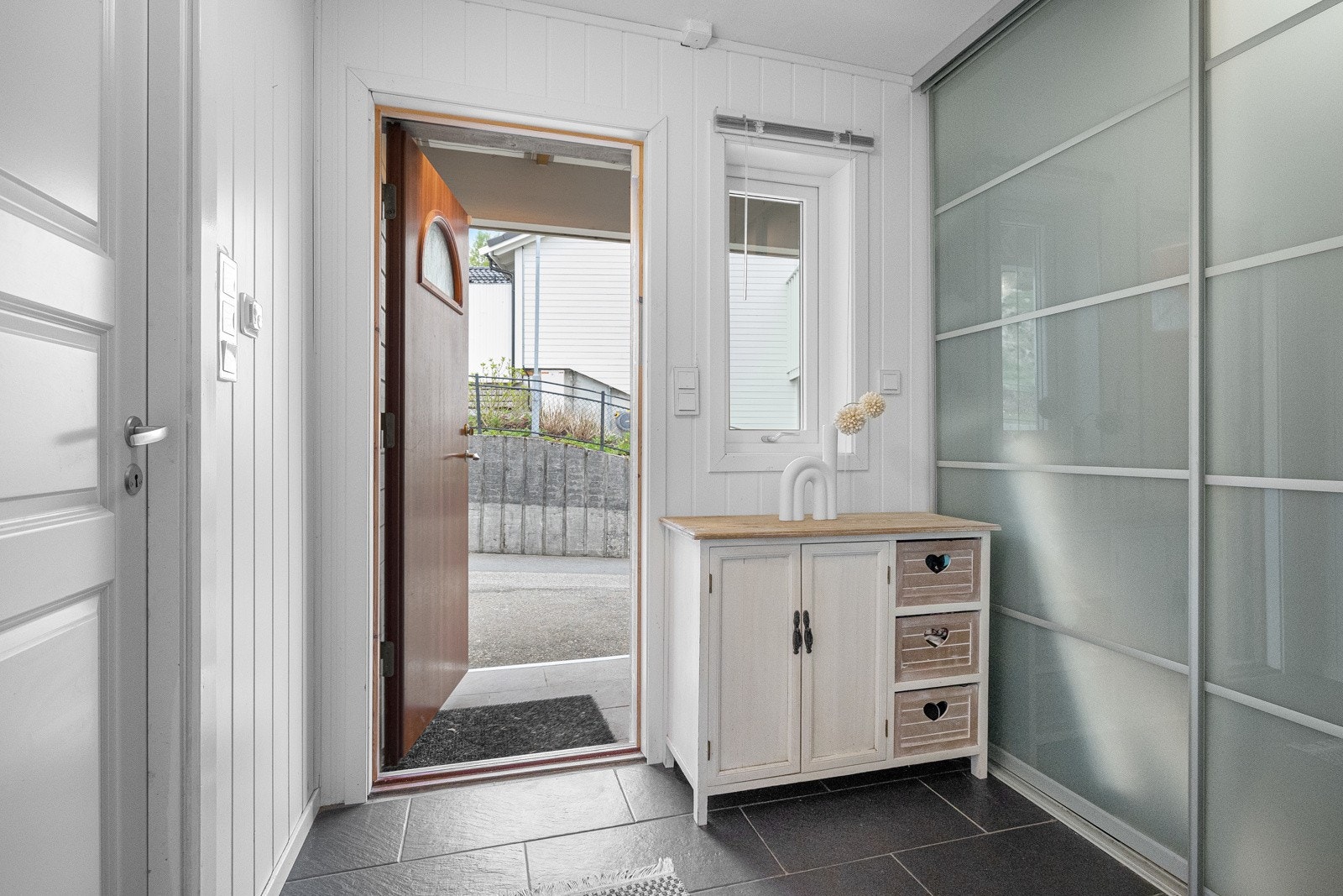 Det første som møter deg i boligen er en hyggelig entre. Med skyvedørsgarderobe er det god plass til å henge fra deg jakker og sette fra deg sko Galleribilde