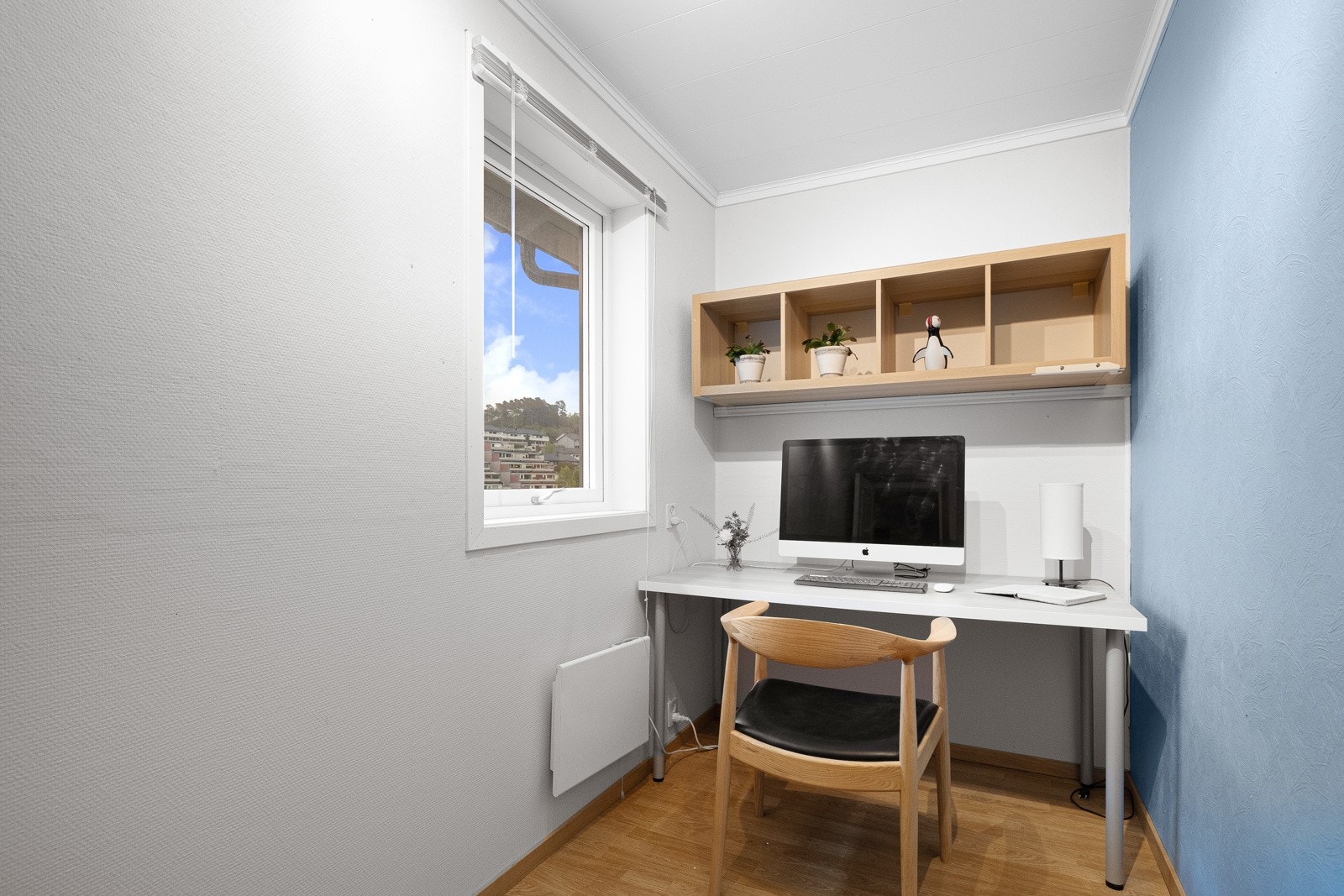 Praktisk kontor med inngang fra kjøkkenet Galleribilde