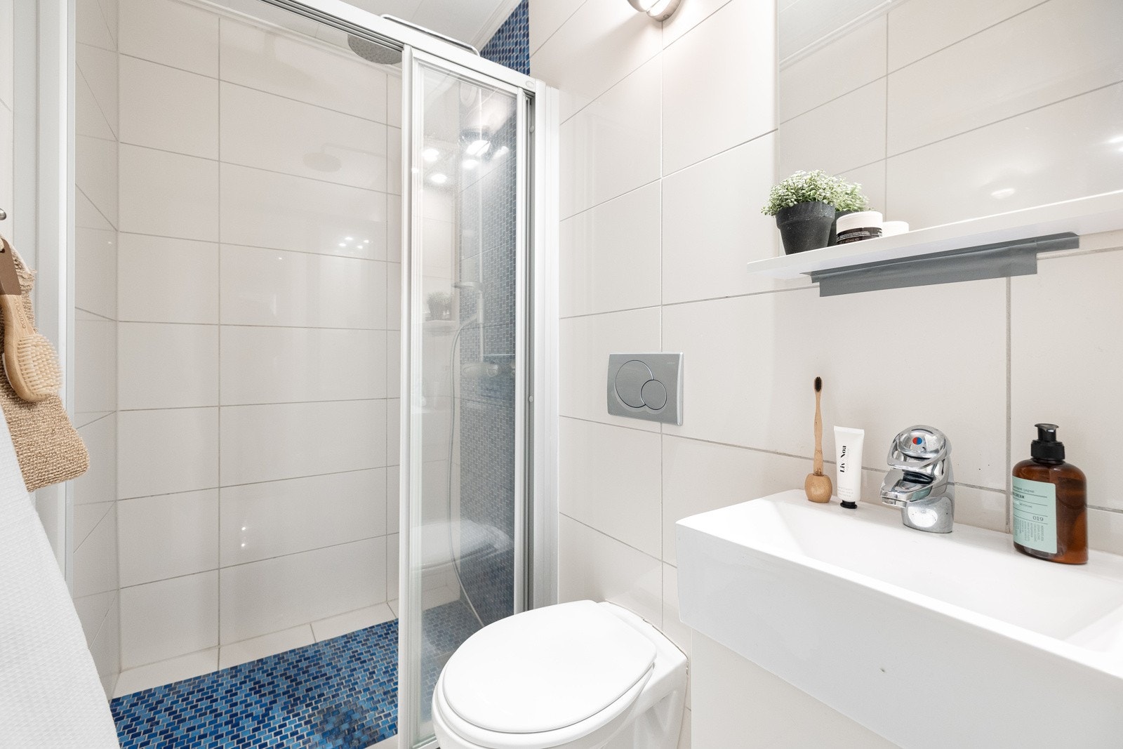 Boligens andre bad finner du i 2. etasje. Dette badet er også helfliset med varme i gulvet. Galleribilde