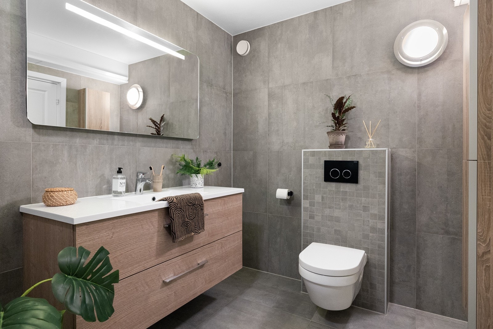 Lekkert hovedbadet fra 2019 med tidsriktige fliser og god størrelse Galleribilde