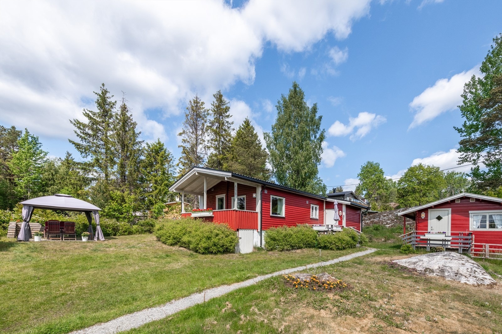 Utearealet er opparbeidet med gressplen og beplantning. Galleribilde