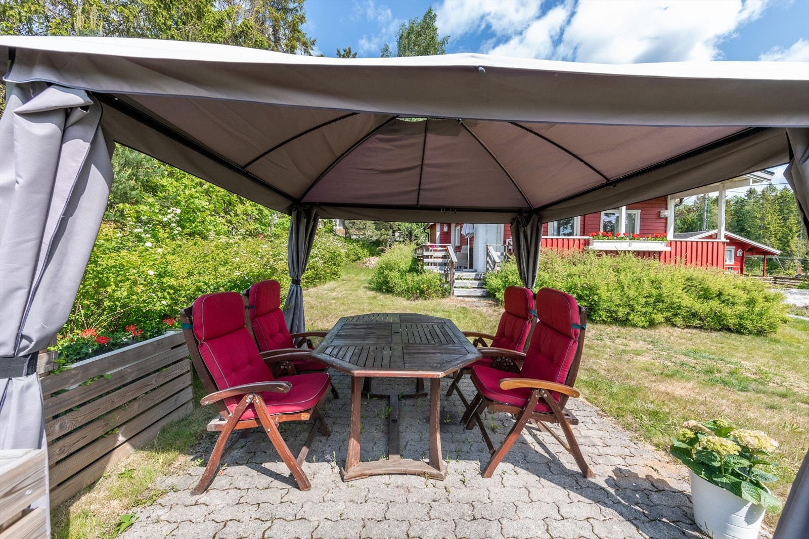 Koselig plass til sittegruppe i hagen. Galleribilde