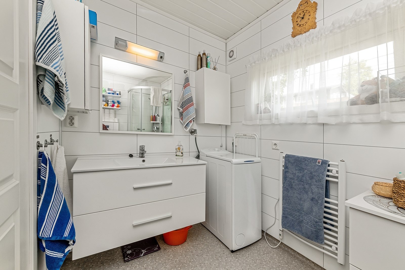 Bad består av nedfelt servant med innredning, vegghengt klosett og dusjhjørne. Galleribilde