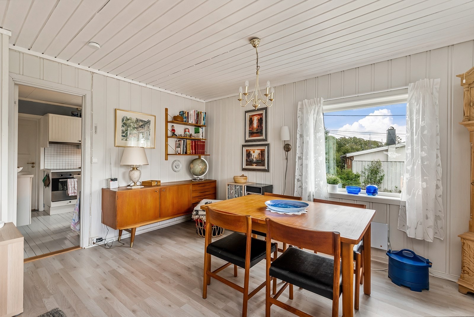 Spisestuen har plass til spisebord, stoler og skjenk. Galleribilde